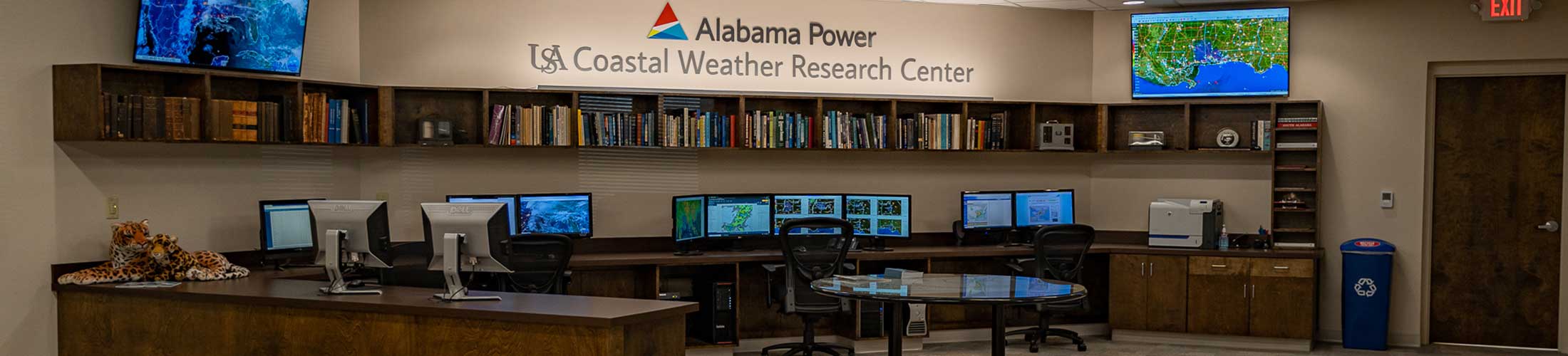 Alabama Power-新澳门六合彩开奖记录 Coastal Weather Research Center office displaying monitors.